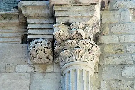 Colonne cannelée et chapiteau à feuilles d'acanthe, fleur et fruits.