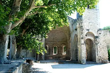 La nef en ruines et le chœur.