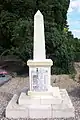 Le monument aux morts dans le cimetière (août 2011)