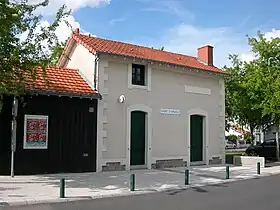 Un vestige du Petit Anjou en Loire-Atlantique : l'ancienne gare de Saint-Sébastien-sur-Loire datant de 1899, située rue Jean-Macé.