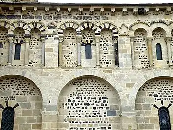 Triplets romans de la nef de Saint-Saturnin (Puy-de-Dôme).