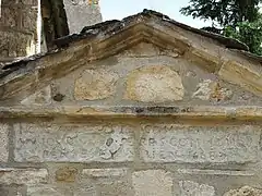 Le linteau gravé de la porte de l'ancien cimetière.
