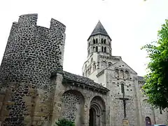 La chapelle et l'église.