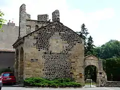 La chapelle et l'entrée de l'ancien cimetière sur la droite.