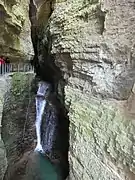 Cascade à l'intérieur de l'abîme.