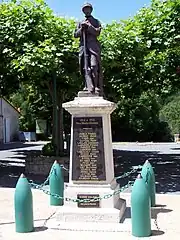 Le monument aux morts entre l'église et la mairie (juin 2012)