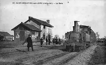 Un train en gare de Saint-Sebastien-sur-Loire.
