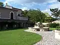 Jardin entre mairie et église et galerie à arcades (août 2015)