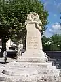 Le monument aux morts jouxtant la mairie (août 2015)