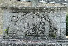 Croix du bourgBas-relief (Crucifixion) sur le piédestal