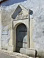 Porte et enseigne de calfat (1620) à Saint-Simon, Charente.