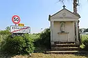 La chapelle Notre-Dame de la Paix et l'entrée du lieu-dit "Le Vent de Bise".