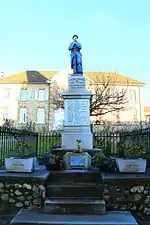 Poilu au repos (monument aux morts)