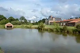 Le château vu depuis l'étang