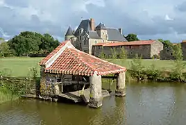 Le château vu depuis l'étang