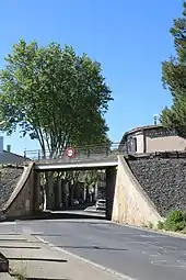 Ancien pont de la ligne, franchissant une rue de Saint-Thibéry.