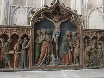 Le retable : bois sculpté peint qui chante la saga terrestre de saint Thibault, ordonnée vers celle du Christ crucifié et celle de ses témoins, dont la Vierge, autour du maître-autel de la priorale.