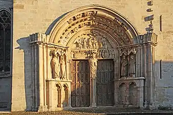 Le portail : Au centre saint Thibaut, et en plan arrière la Vierge Marie, en gloire, patronne de la priorale.