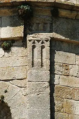 Triglyphe surmontant un pilastre.