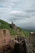 Le château de Grand-Ribeaupierre avec, au fond, le Girsberg.