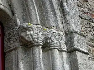 Chapiteaux à droite de la porte occidentale.