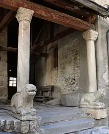 Porche d'entrée de l'église Saint-Véran.