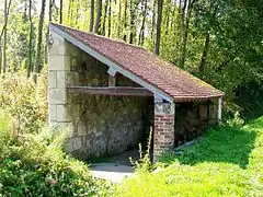 Le vieux lavoir, chemin du Clos Fay.