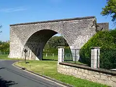Pont de la ligne inachevée Aulnay-Rivecourt.