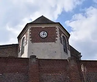 Vue extérieure du chevet avec l'horloge.