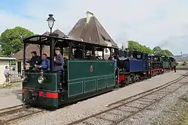 La HL303 de l'ASVi devant la 040 T 22 du Velay Express à Saint-Valery-Ville en 2021.