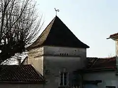 Pigeonnier dans le village de Saint-Victor.