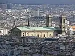 Vue ¾ arrière depuis la butte Montmartre.