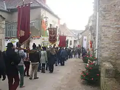 La procession emportant les bannières et les saints.