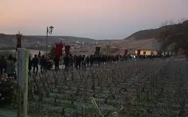 La procession quittant Gamay pour rejoindre le village.