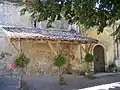 Porte latérale et porche de l'église Saint-Vivien (août 2010)