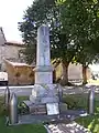 Le monument aux morts sur la place devant l'église (août 2010)