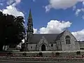 Ossuaire, calvaire et église Notre-Dame de Saint-Yvi.