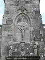 Église paroissiale Notre-Dame : façade occidentale (le Christ en Croix entre la Vierge et Saint-Jean).