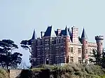 Vue du château, avant sa transformation en hôtel restaurant, depuis la plage de la Grande Salinette.