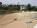 La plage de la Salinette et ses cabines en bois.