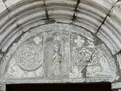 Le tympan sculpté de la porte de l'église.