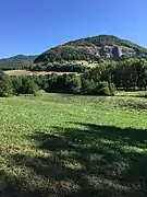 Vue sur la Roche et le Replat depuis l'étang de Saint-Nicolas