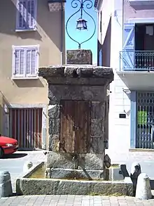 Vieille fontaine à Saint-Bonnet