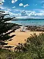 La plage de la Grande Salinette en contrebas, côté ouest, du parc du château du Nessay.