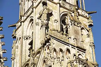 Détail des anges aux angles de la tour du clocher.