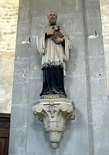 Statue de Pierre Fourier en bois polychrome avec un crucifix dans la main droite et un missel dans la main gauche