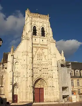 La façade de l'église abbatiale de Saint-Riquier.