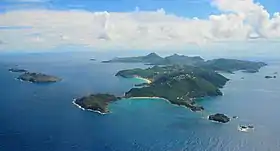 Vue aérienne de Saint-Barthélemy avec l'île Frégate à gauche derrière l'île Chevreau