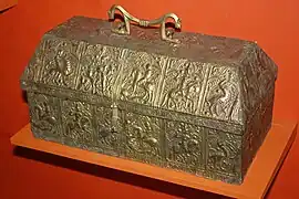 Trésor de la cathédrale : coffret du XIVe siècle.