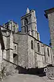 Vue de la partie sud-ouest de la collégiale avec l'escalier d'accès au portail avec les chapelles Saint-François (XVIIe siècle) et Sainte-Cécile (milieu du XVIe siècle).